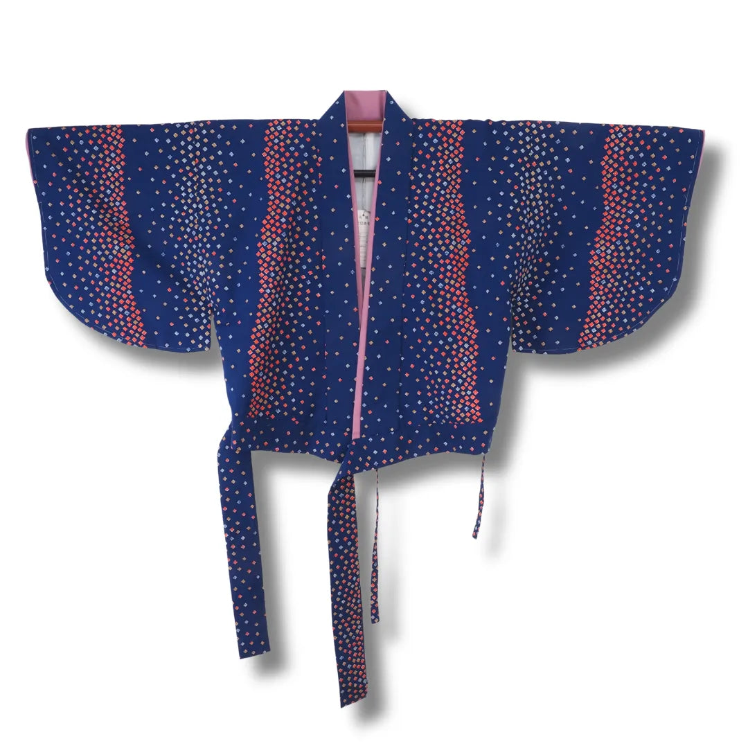 Haori-Jacke in Dunkelblau mit grafischem Rautenmuster und Bändern, Frontansicht