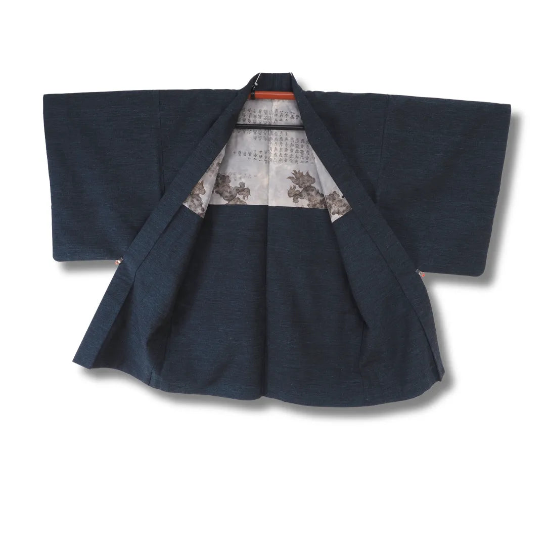 Haori geöffnet und innen mit Karashishi-Motiv auf hellem Grund