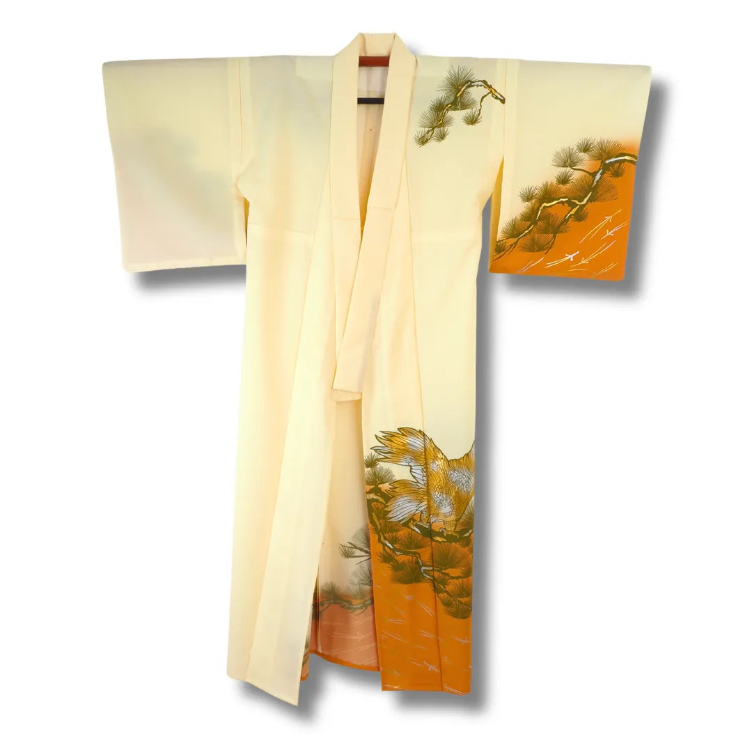 Hellgelber Vintage Homongi-Kimono aus Japan mit Kiefernmotiv und Gold, Frontansicht