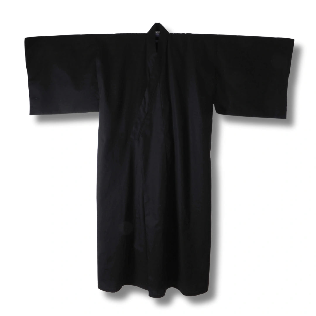 Klassischer schwarzer Herren Kimono aus 100 % Baumwolle mit geradem Schnitt und traditionellen weiten Ärmeln.