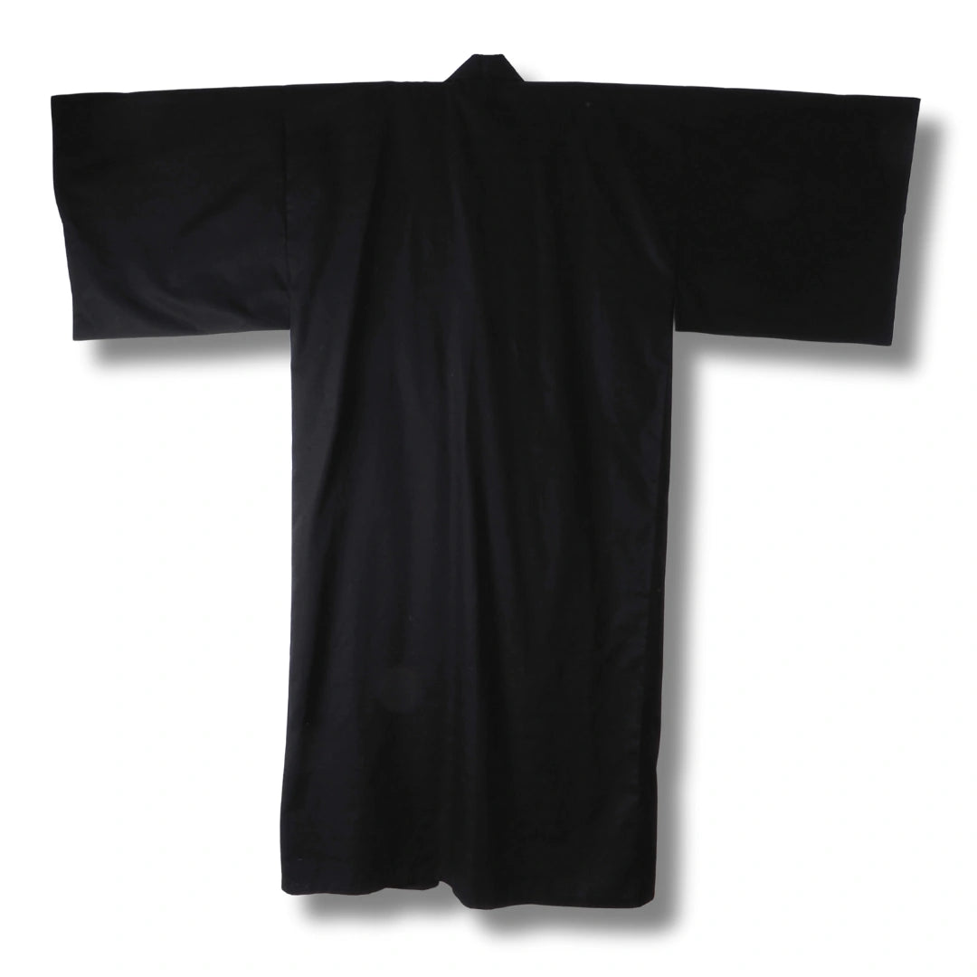 Rückansicht des einfarbig schwarzen Herren Kimonos aus Shantung-Baumwolle mit traditionellen weiten Ärmeln.