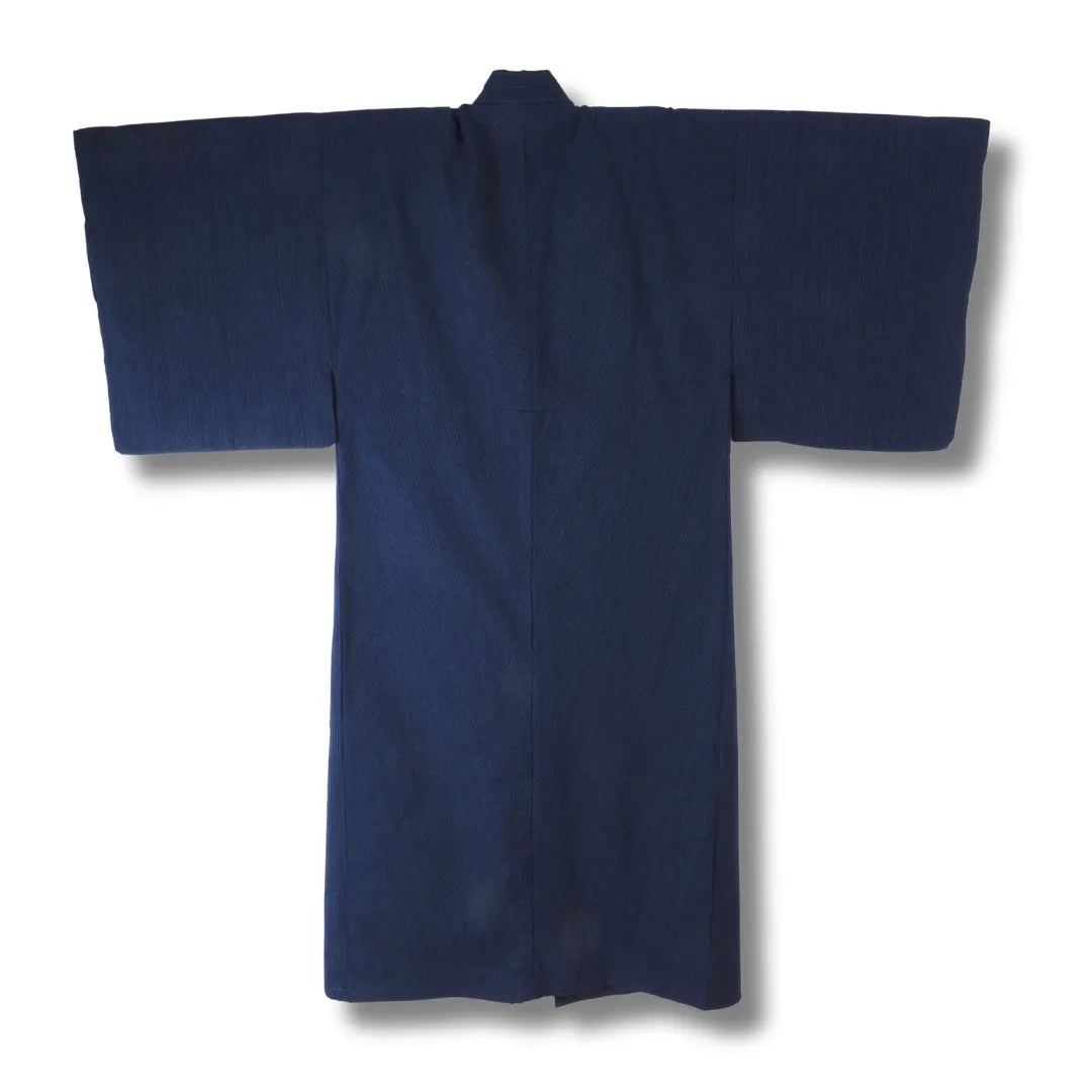 Rückseite des dunkelblauen Yukata mit Streifenmuster