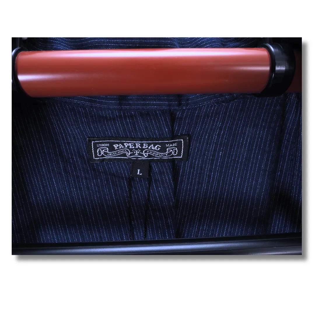 Kragenansicht des navyfarbenen Yukata mit Etikett