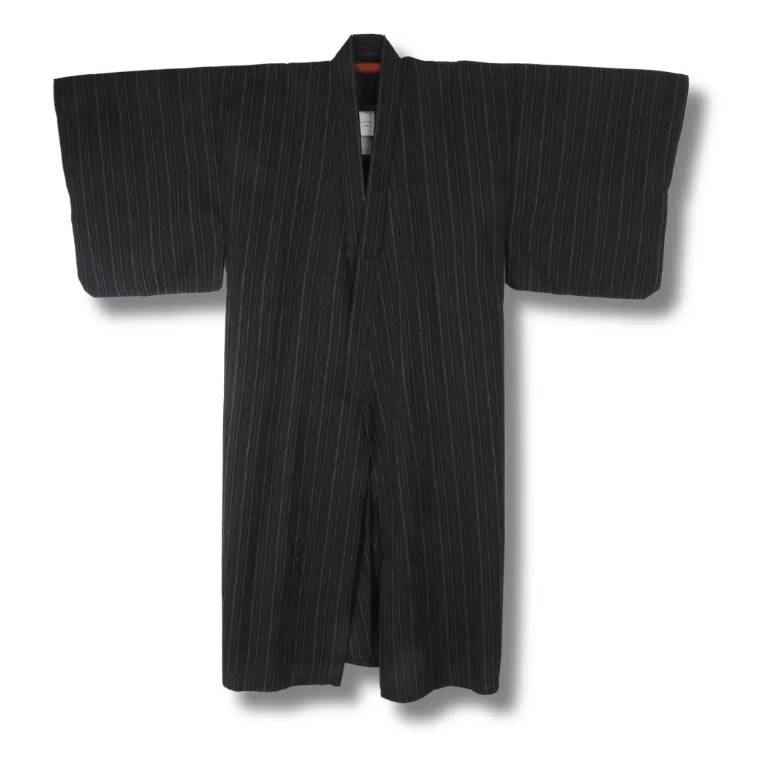Schwarzer Herren Yukata mit feinem Streifenmuster Vorderansicht