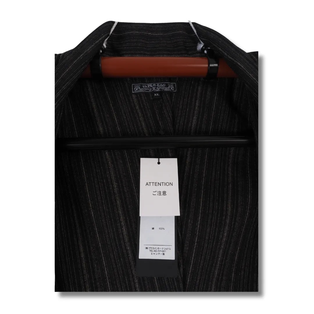 Kragenansicht des schwarzen Yukata mit Etikett