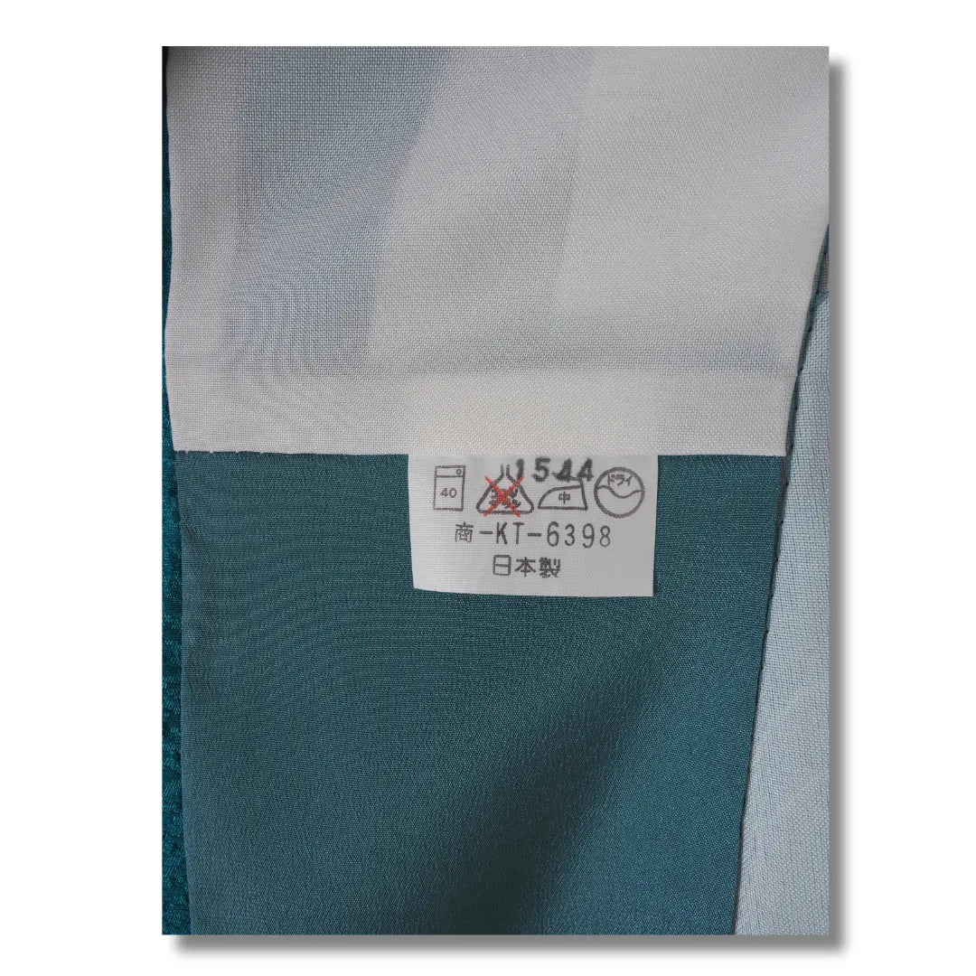 Herstelleretikett im weißen Futter des Vintage Ko-Furisode, Qualitätsmerkmal