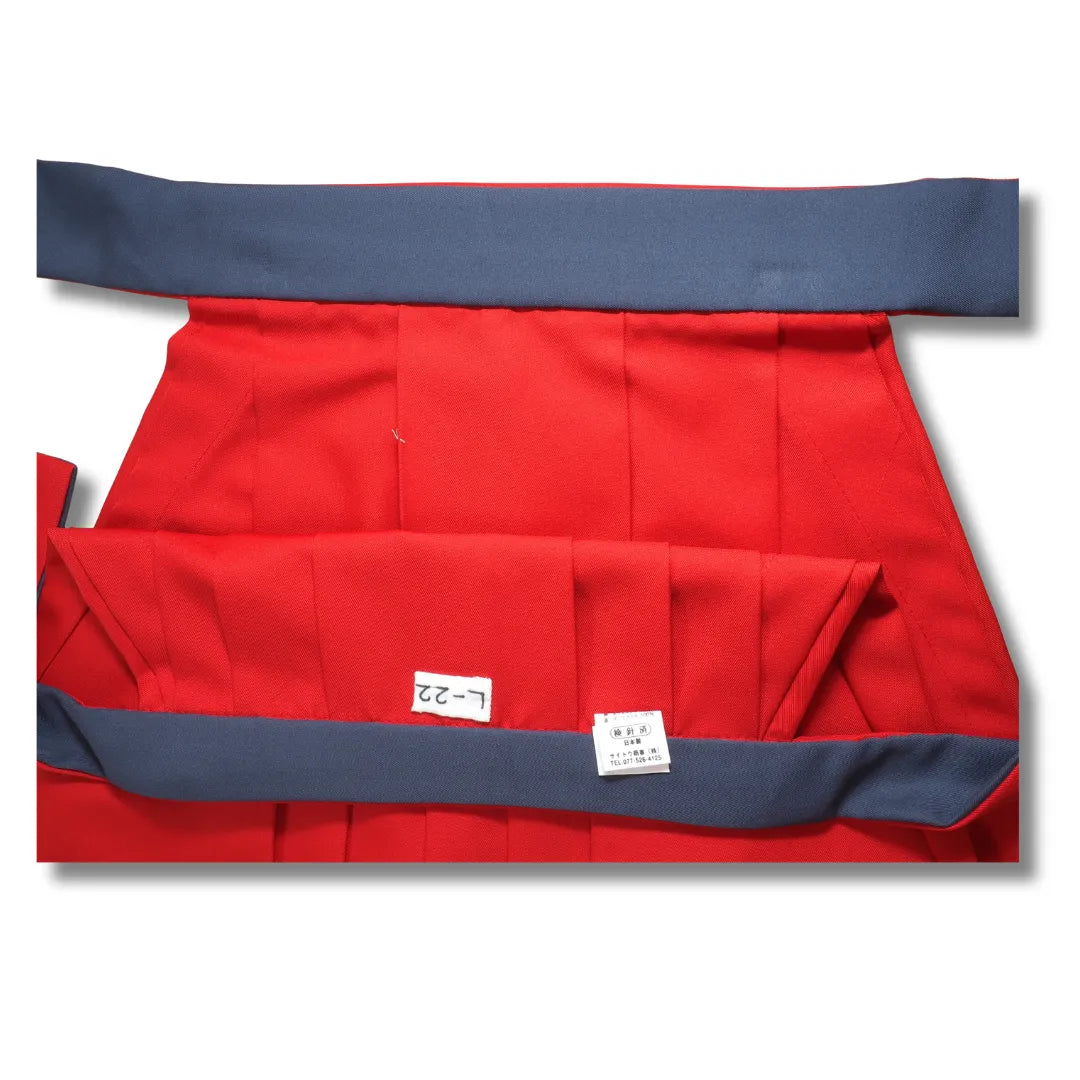 Innenansicht des roten Hakama-Bunds mit original Etikett