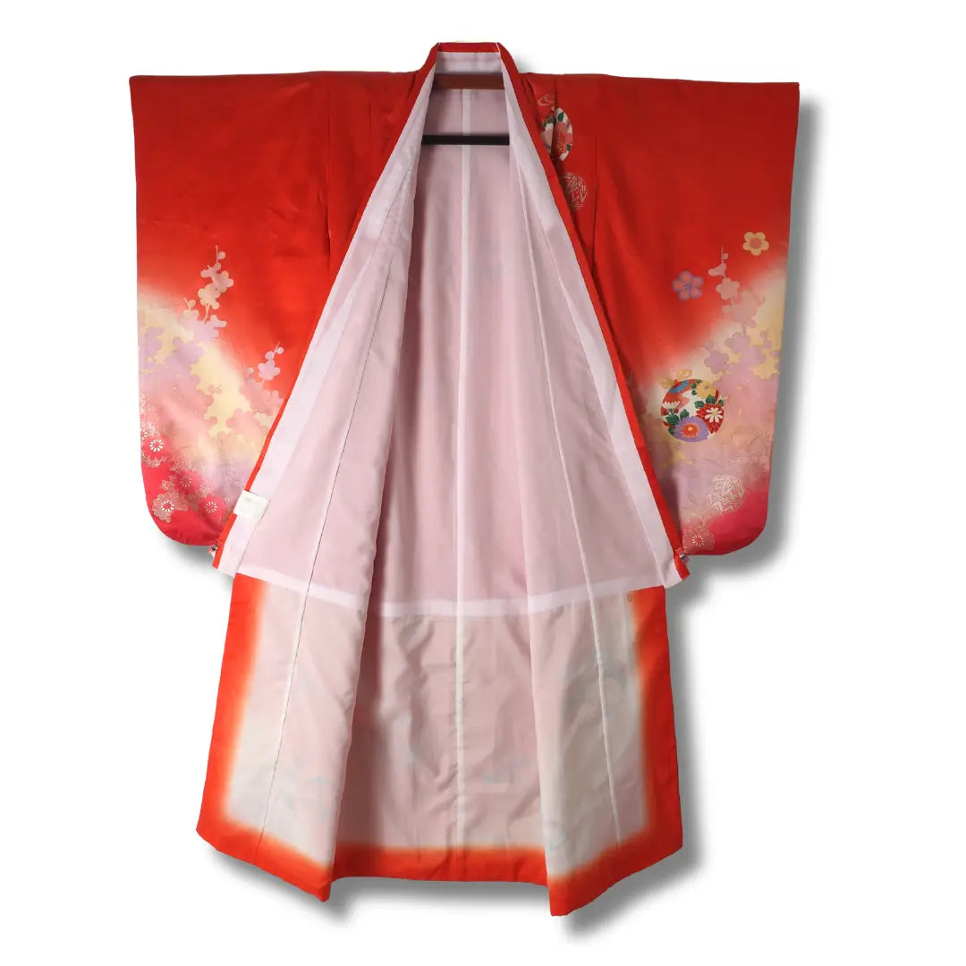 Innenansicht eines roten Vintage Furisode Kimono mit hellem Innenfutter