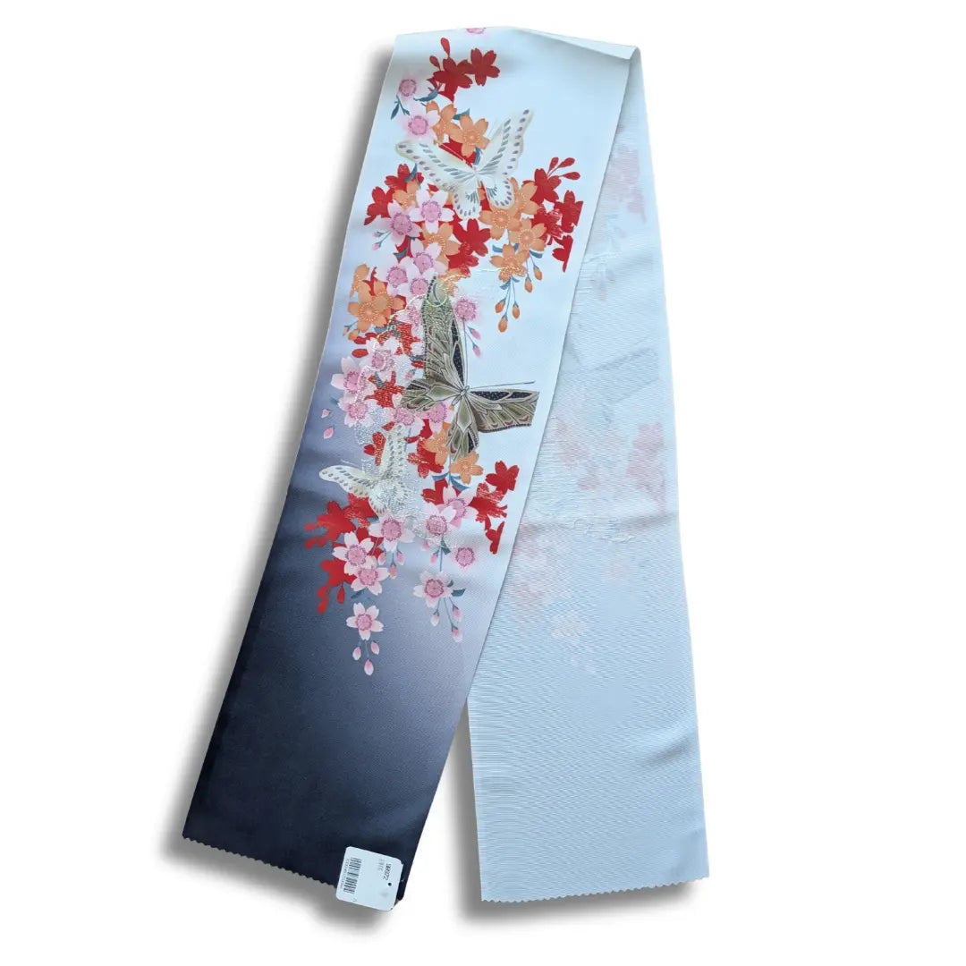 Haneri Kragen für Kimono und Juban mit Schmetterlingen und japanischen Kirschblüten auf grauem Farbverlauf