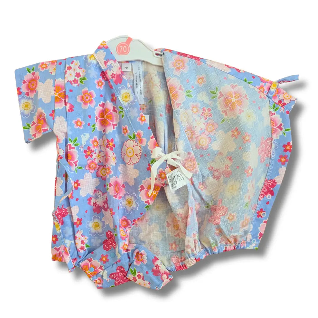 Geöffneter hellblauer Baby Kimono Body aus Baumwolle mit rosa Sakura Kirschblüten, kurzen Ärmeln und praktischer Wickeloptik.