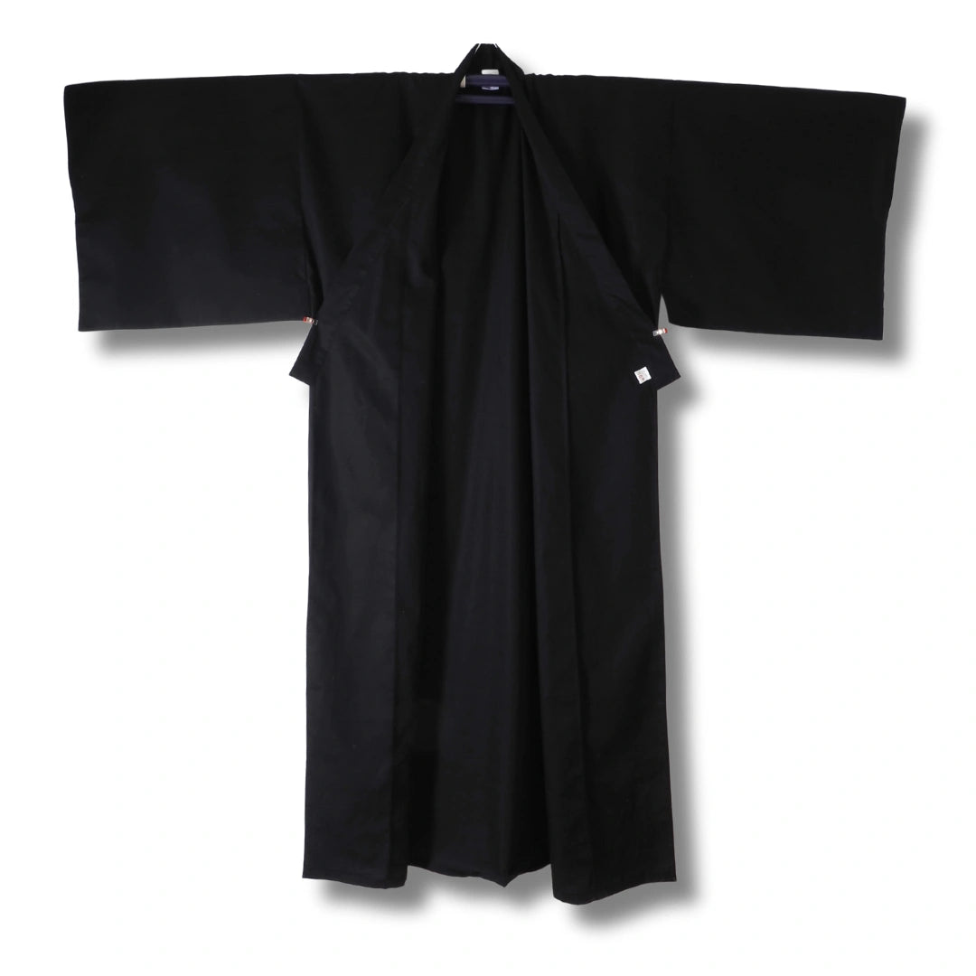 Geöffneter schwarzer Herren Kimono aus Japan mit überlappenden Vorderteilen und weiten Ärmeln.