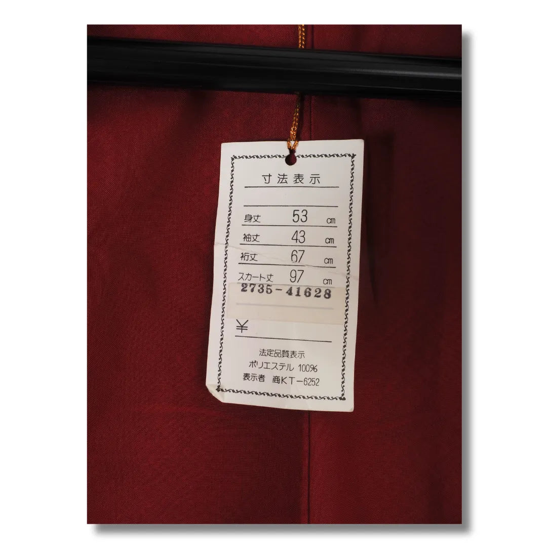 Japanisches Originaletikett der Neuware auf weinrotem Innenfutter der Haori-Jacke