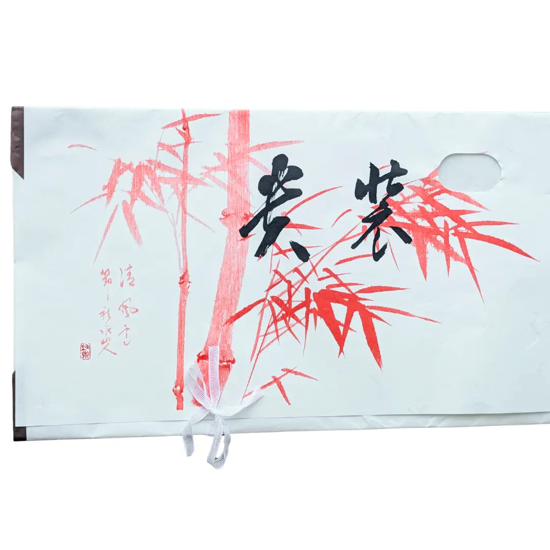 Detail des Tatoushi für Kimono mit rotem Bambusmotiv, japanischer Kalligrafie und praktischem Sichtfenster