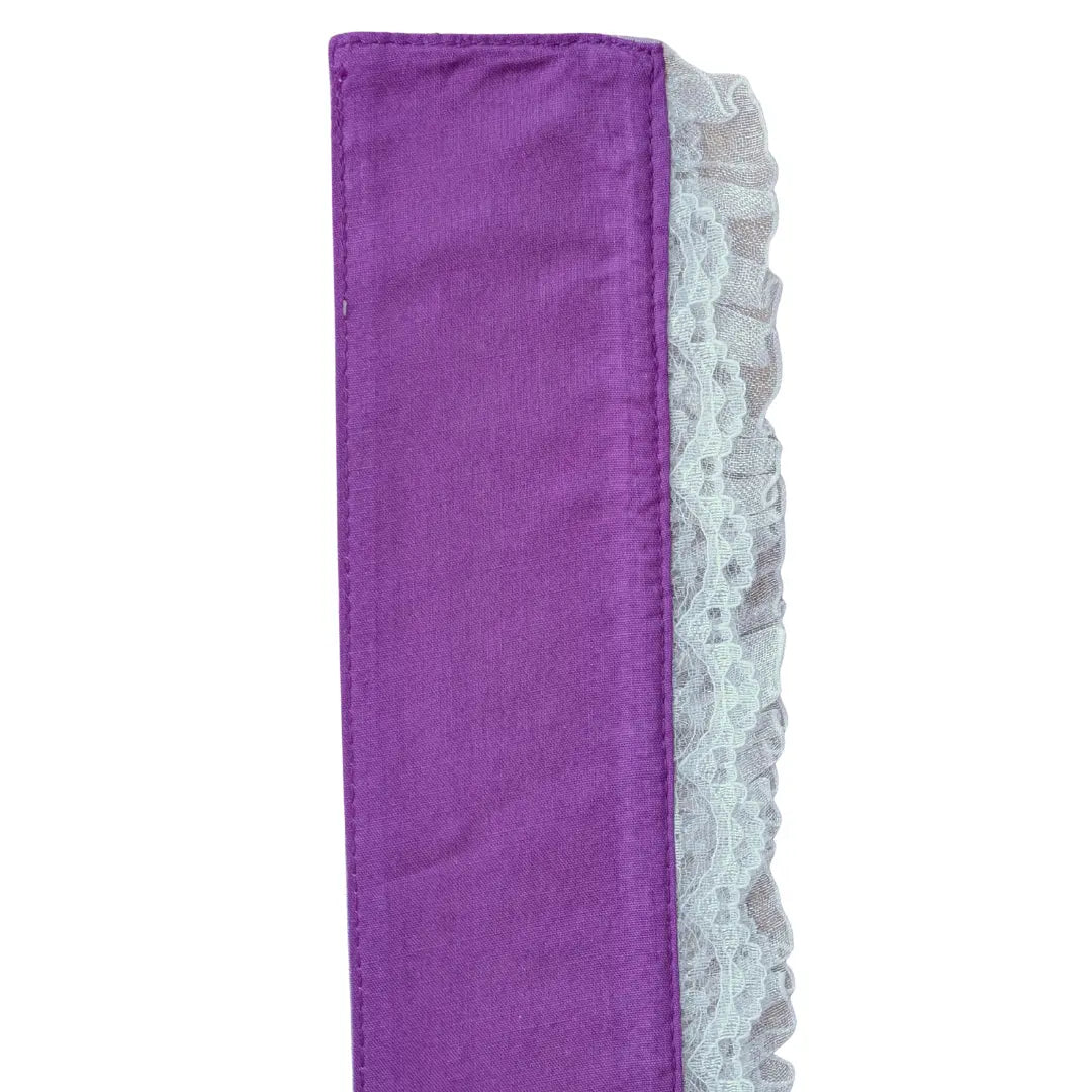 Detailansicht des lila Kasane Eri mit feiner weißer Spitze für Kimono