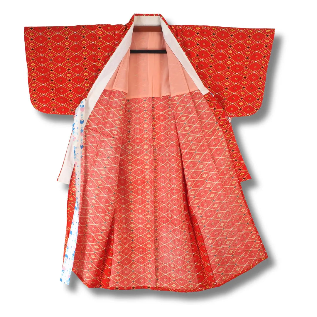 Kinder-Kimono aufgehängt mit cremefarbenem Innenfutter