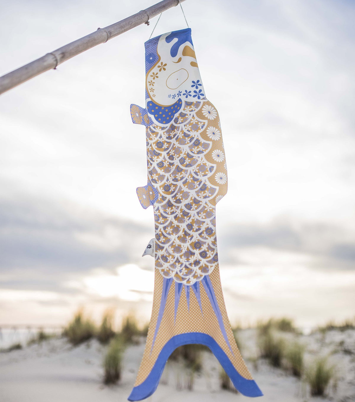 Blau und goldener Koinobori am Strand #farbe_Gold und Blau