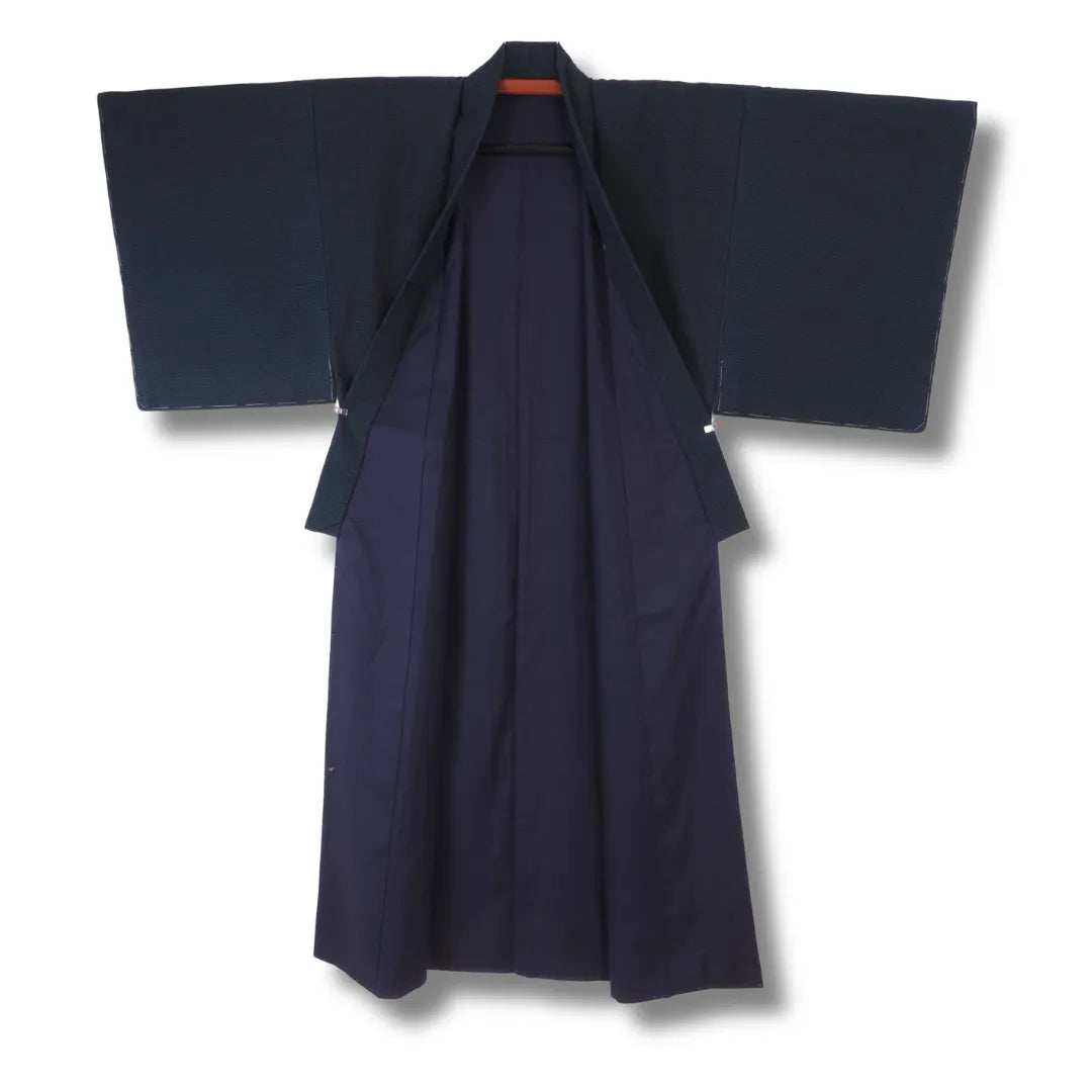 Komplett geöffneter Herren-Kimono mit Blick auf das dunkelblaue Innenfutter