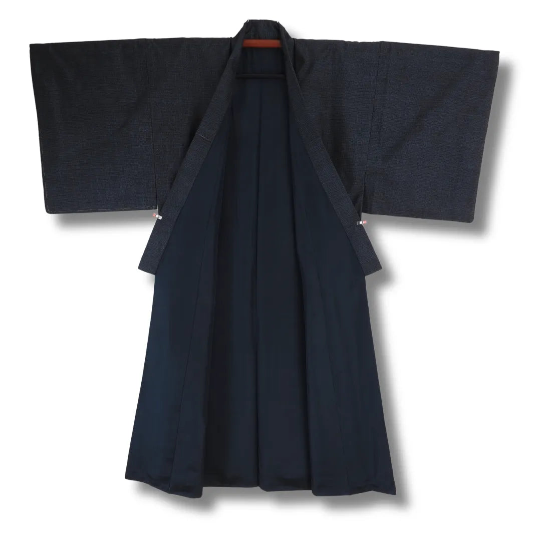 Geöffneter Herren-Kimono mit Blick auf das dunkle Innenfutter