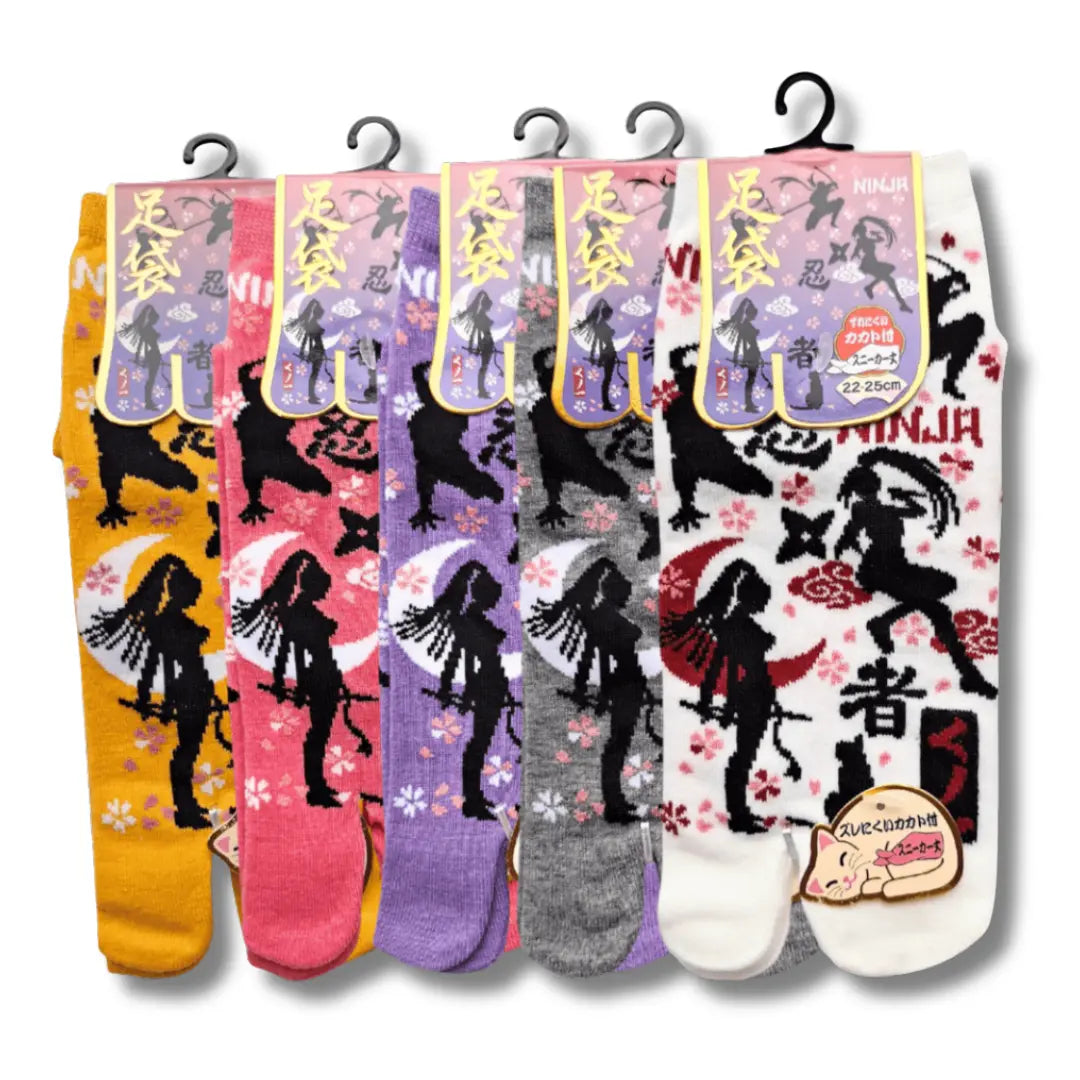 Fünf Paar kurze japanische Tabi Socken mit Kunoichi-Ninja-Motiv in Gelb, Rosa, Lila, Grau und Weiß.