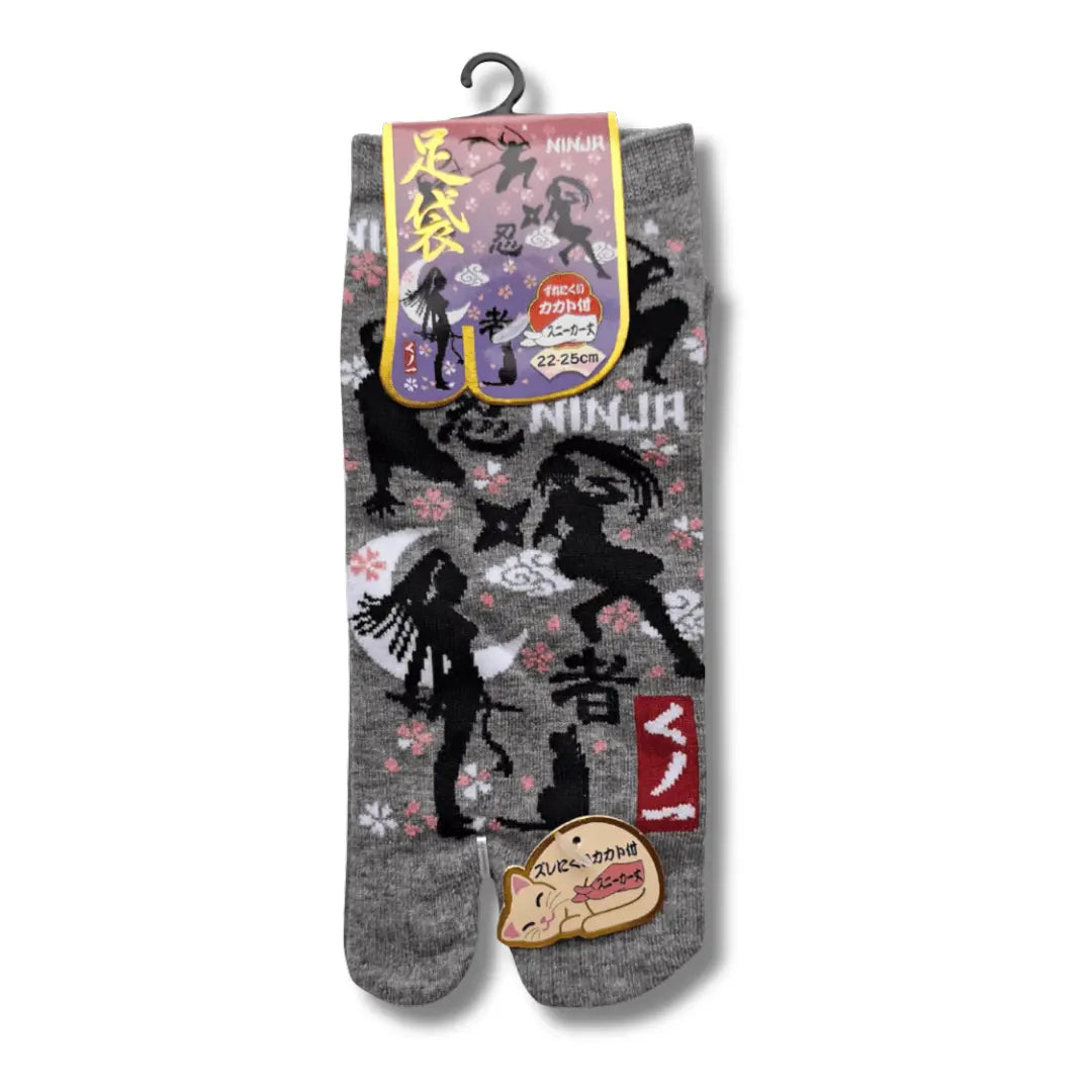 Detailaufnahme der Oberseite eines grauen Paares kurzer japanischer Tabi Sneaker-Socken mit Kunoichi-Ninja-Druck und Shuriken-Mustern. #farbe_Grau