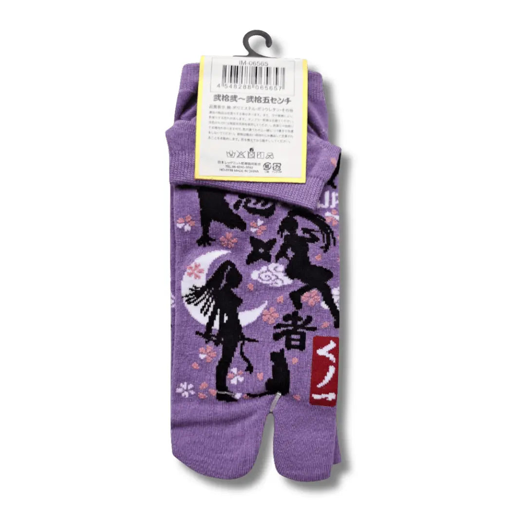 Lilafarbenes Paar kurze japanische Tabi Sneaker-Socken mit schwarzem Kunoichi-Ninja-Frauensilhouette-Druck, Kirschblüten und Shuriken. #farbe_Lila