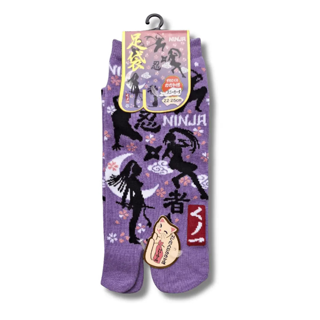 Detailaufnahme der Oberseite eines lilafarbenen Paares kurzer japanischer Tabi Sneaker-Socken mit Kunoichi-Ninja-Druck und Shuriken-Mustern. #farbe_Lila
