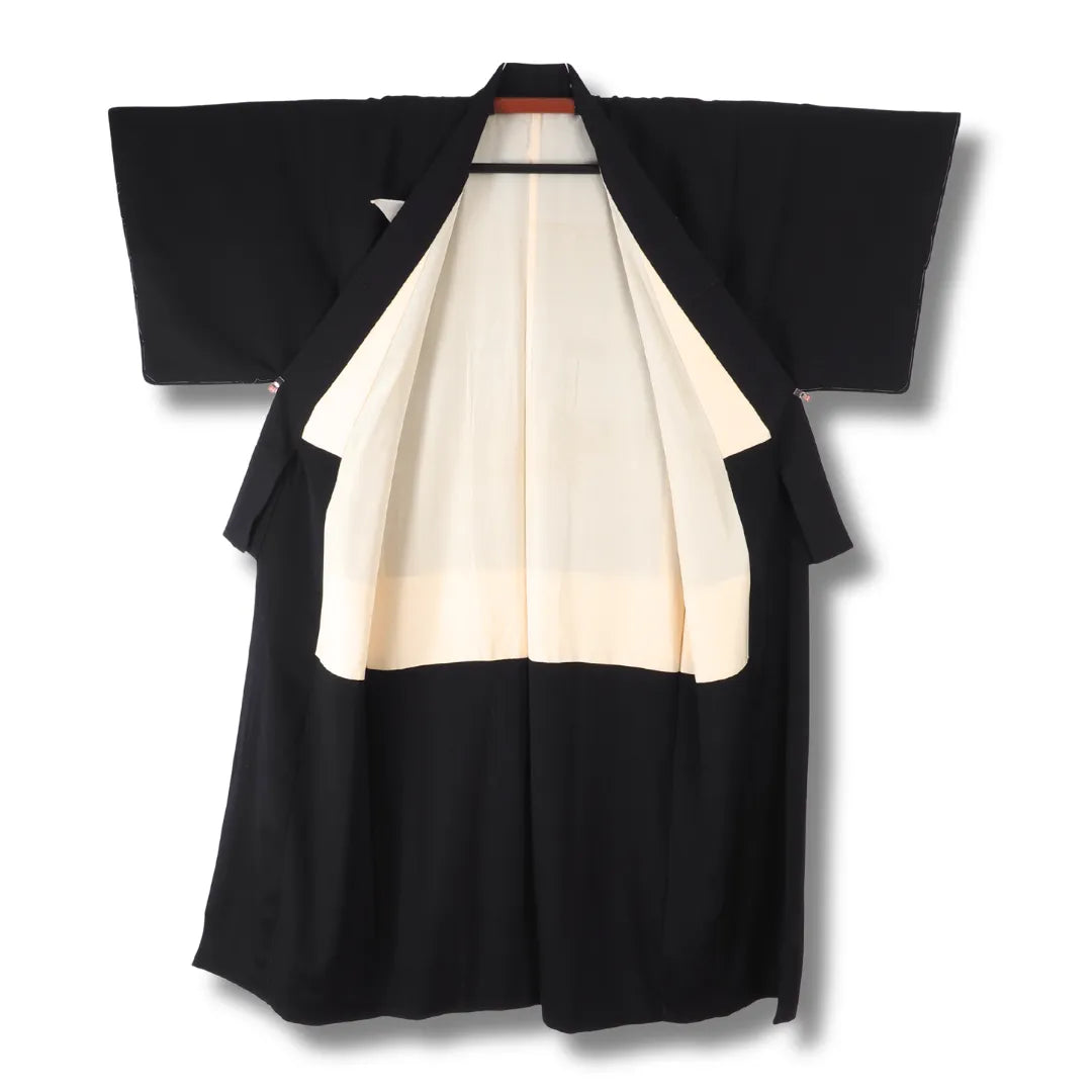 Mofuku-Kimono aufgehängt, cremefarbenes Futter sichtbar