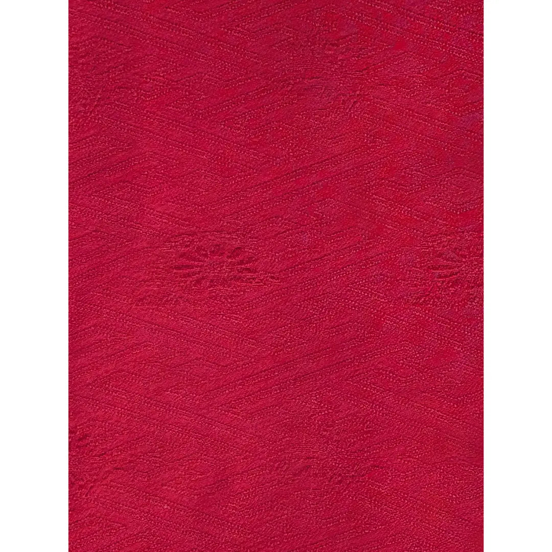 Detailaufnahme des eingewebten Ton in Ton Musters auf dem kirschroten Vintage Haneri für Kimono