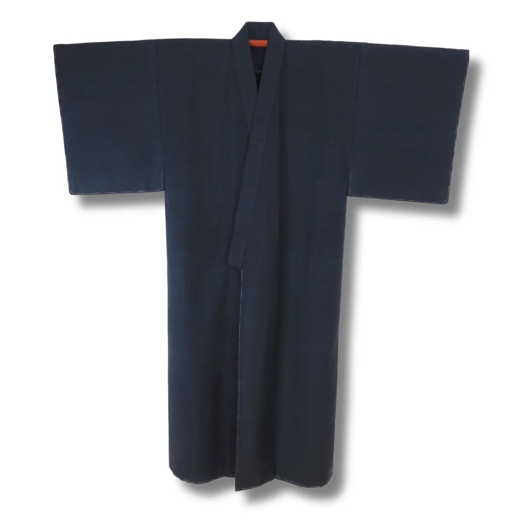 Nachtblauer Vintage Herren-Kimono aus Japan mit feinem Punktraster, Frontansicht