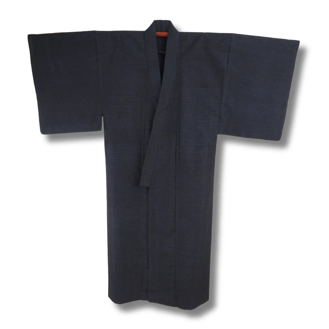 Nachtblauer Vintage Herren-Kimono aus Japan mit feinem Webmuster, Frontansicht