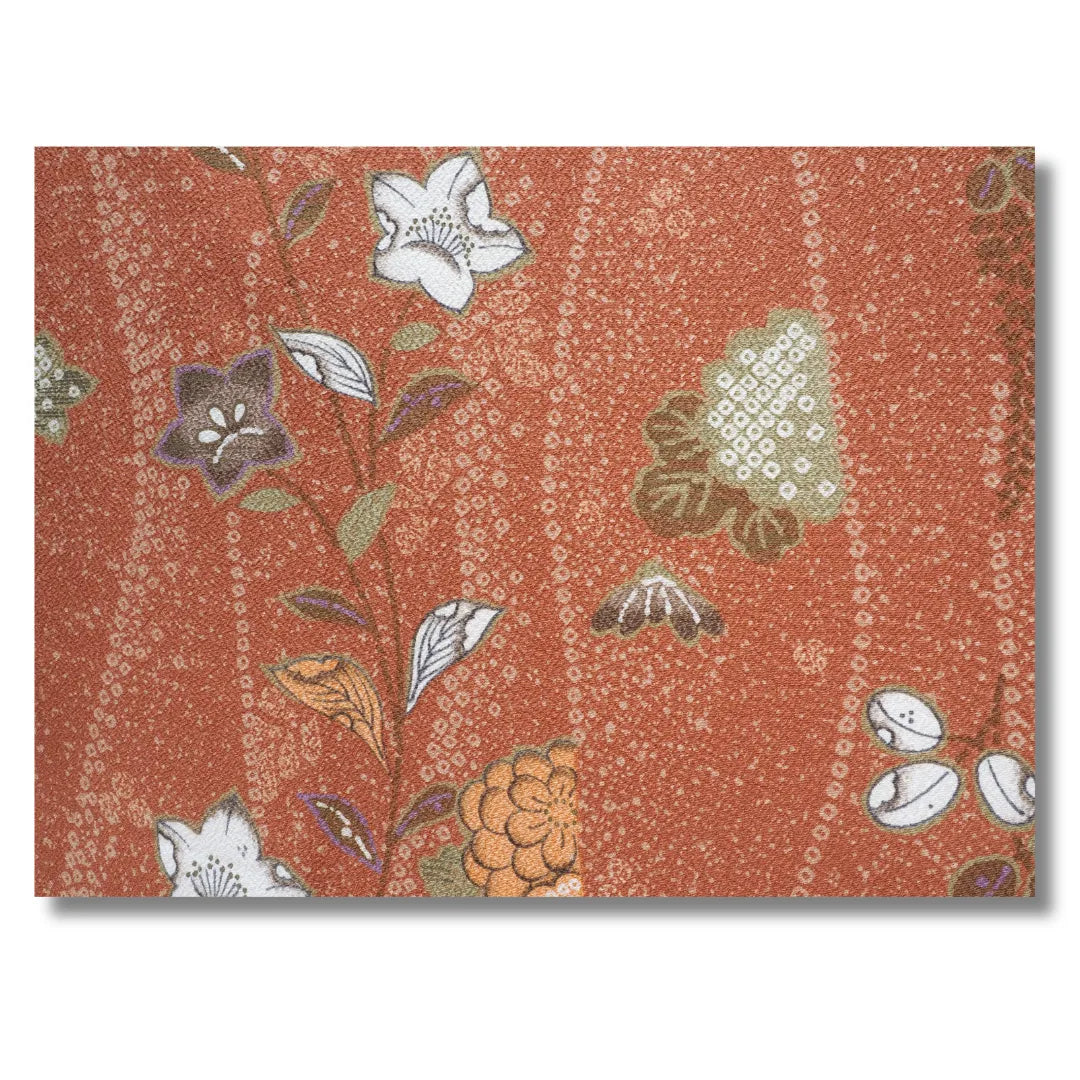 Nahaufnahme der weißen Pfingstrosen und goldgelben Blüten mit Silber-Streupunkten auf braunem Kimono-Stoff