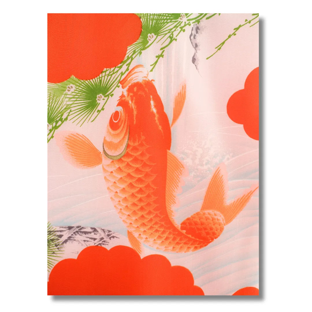 Nahaufnahme des Fischmotivs auf dem Kimonostoff in Orange und Gold