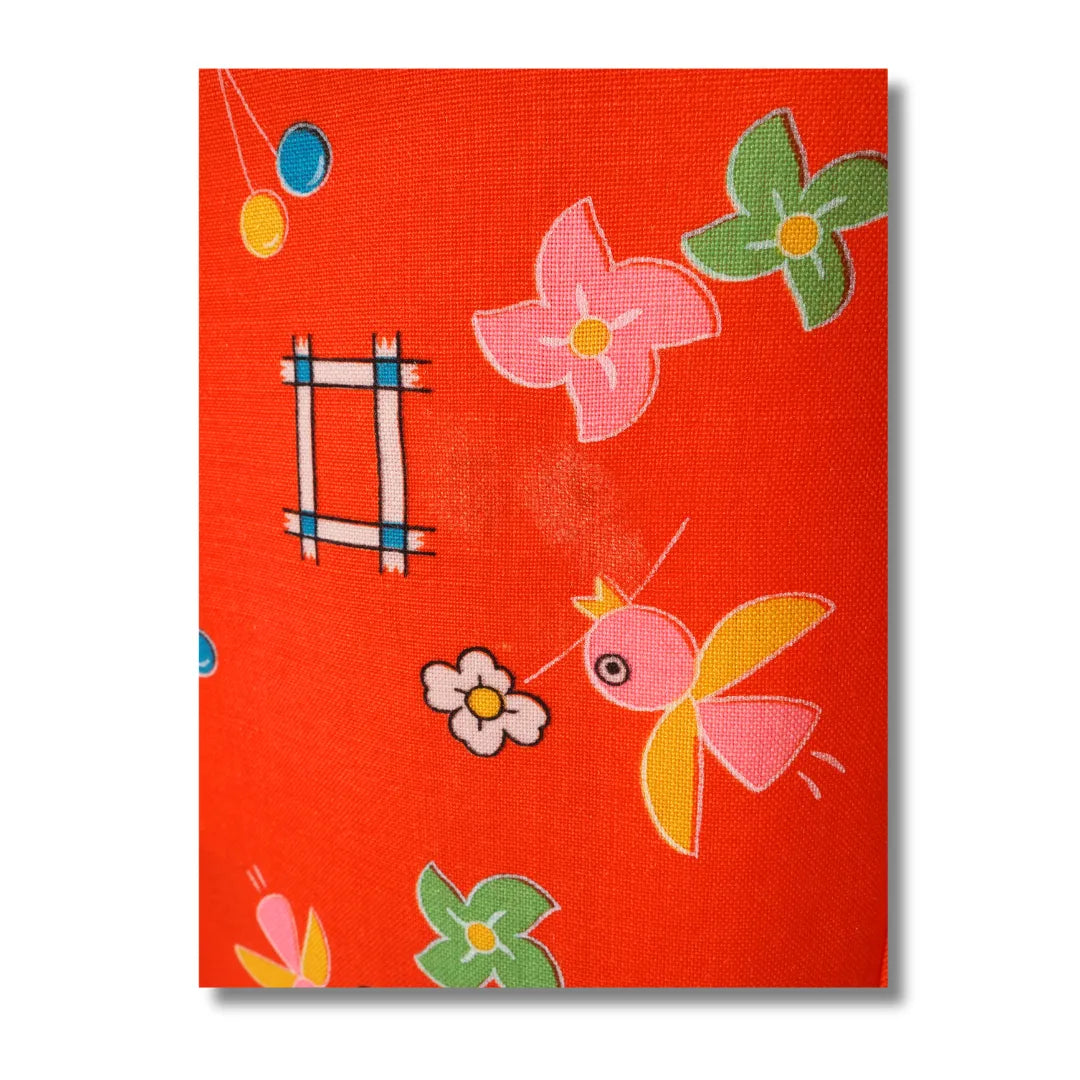 Nahaufnahme des Musters auf rotem Vintage Kinder-Kimono-Stoff