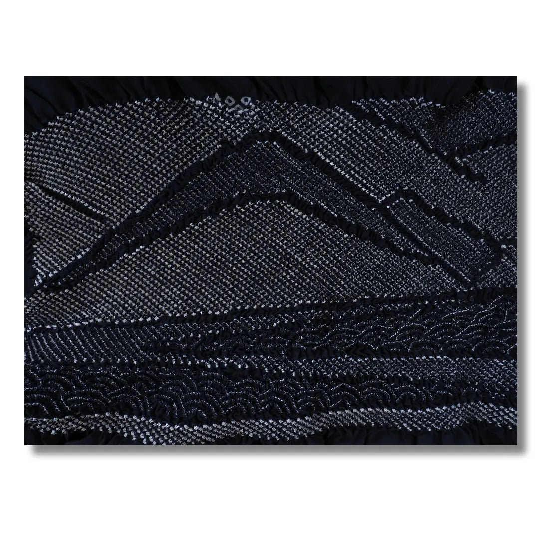 Nahaufnahme des Shibori-Musters mit geometrischen Formen und Seigaiha-Wellen