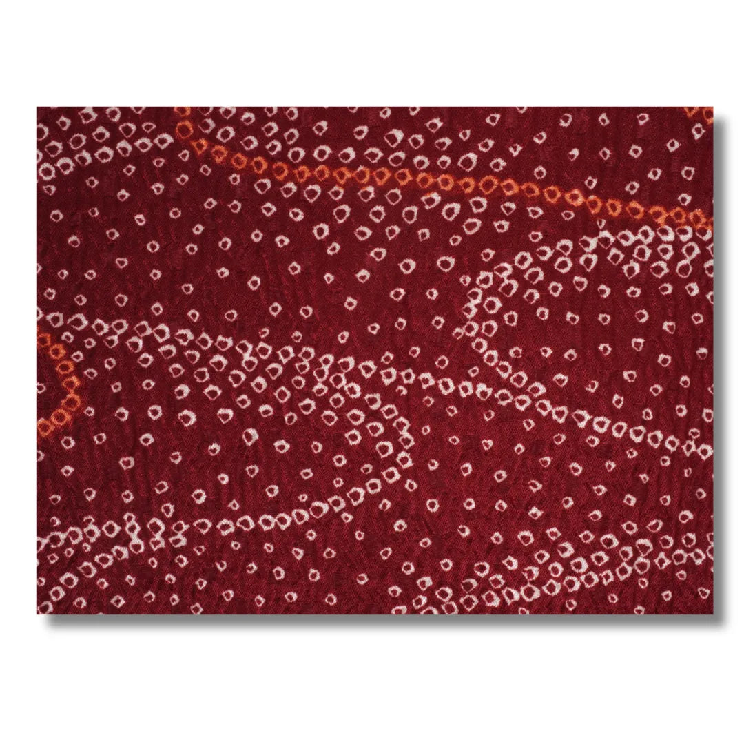 Nahaufnahme des Shibori-Wellenmusters mit feinen Tupfen auf dunkelrotem Haori-Stoff