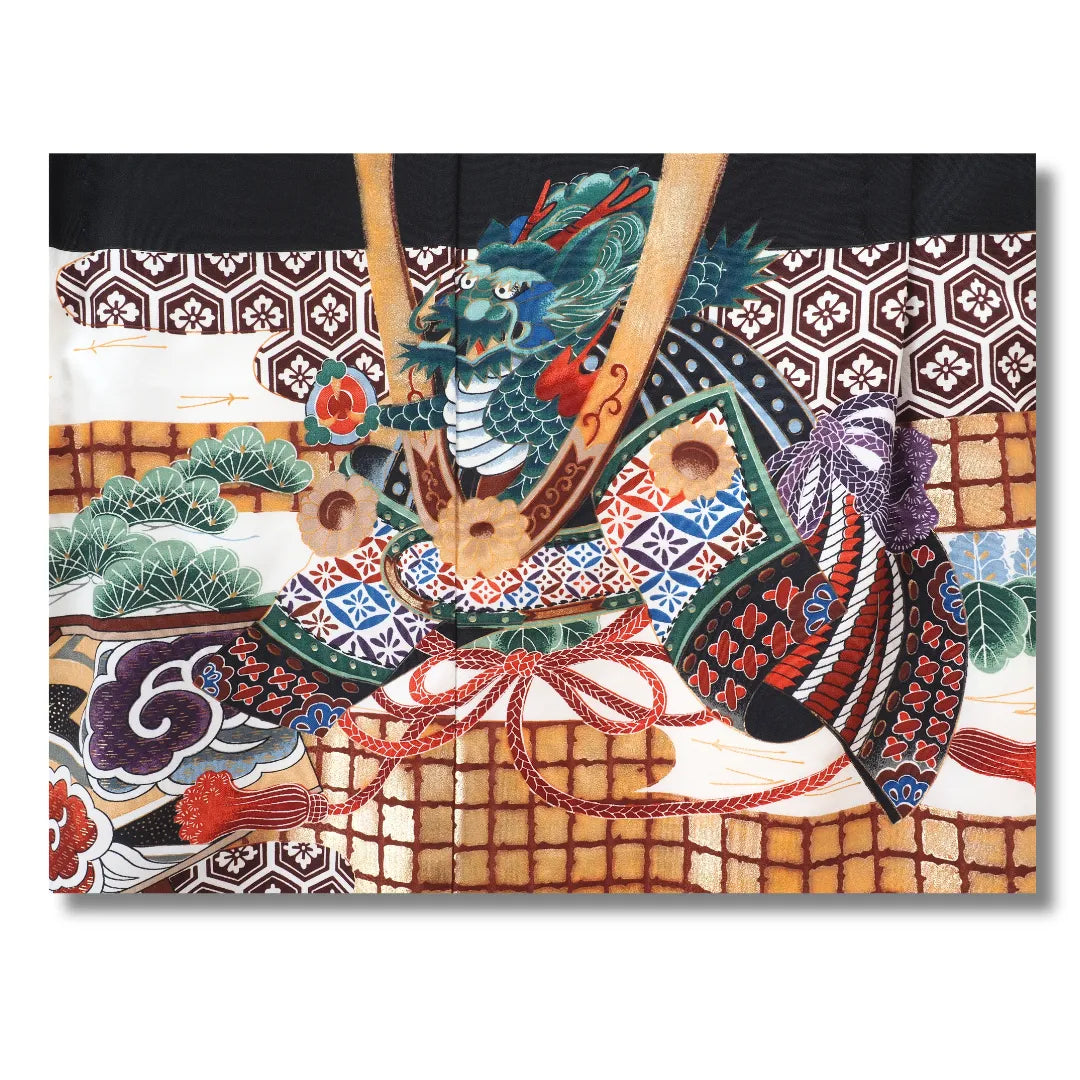 Nahaufnahme des Zierstreifens: Drache und Samurai-Helm in Rotbraun, Türkis und Gold