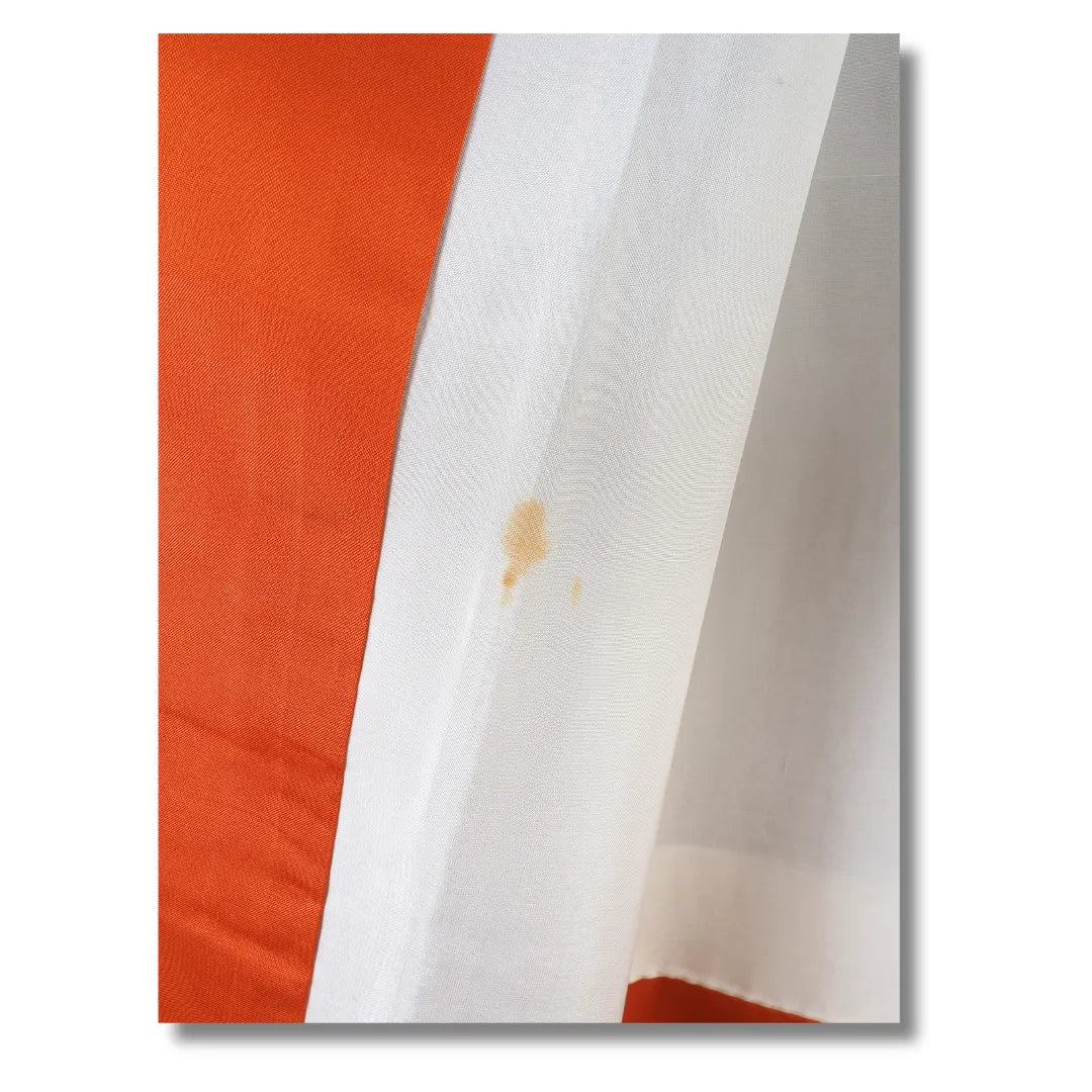 Nahaufnahme des orangefarbenen Innenfutters mit kleinem Fleck