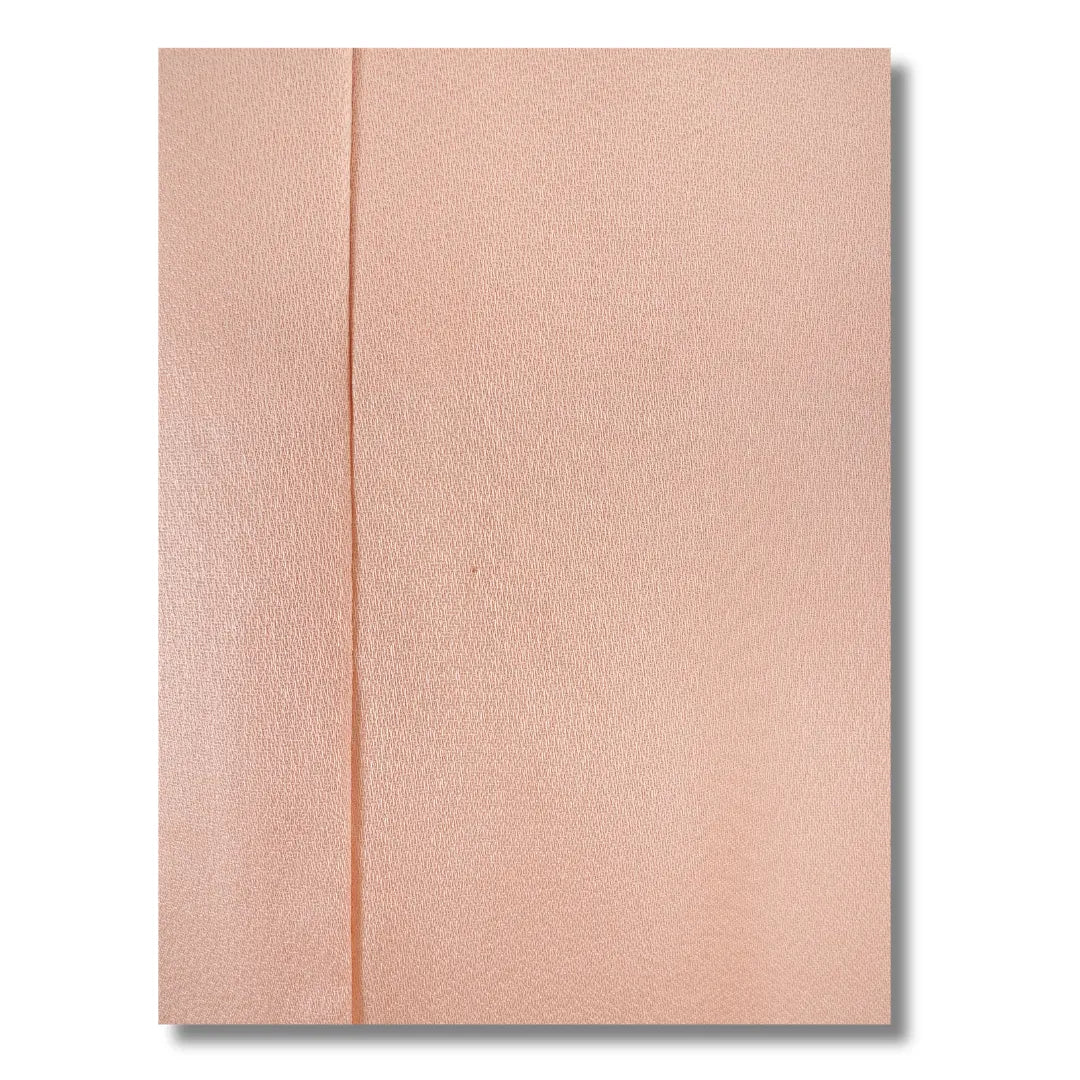 Nahaufnahme des rosa Kimonostoffs mit Naht und sichtbarer Gebrauchsspur
