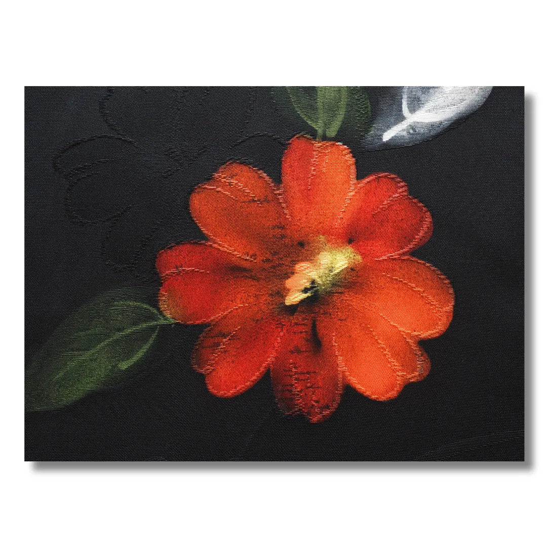 Nahaufnahme einer handgemalten roten Blüte mit Blättern auf schwarzem Haori-Stoff
