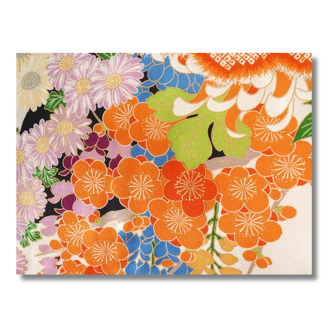 Nahaufnahme eines bunten Blumenarrangements auf dem Furisode-Ärmel