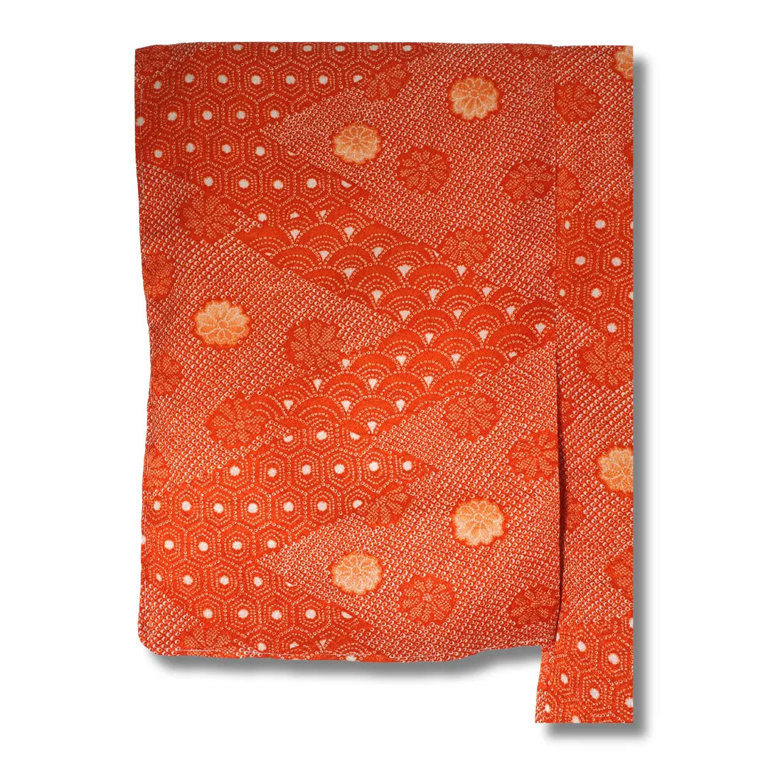 Orangeroter Vintage Haori Ärmelansicht, Shibori-Tupfenmuster, gestickte Blüten und Heftfäden sichtbar