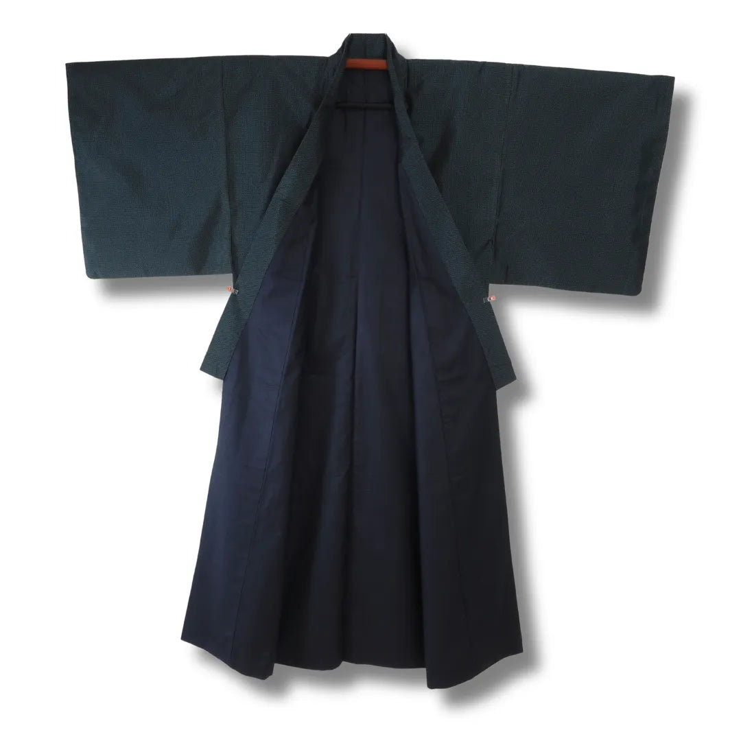 Petrolgrüner, geöffneter Herren-Kimono mit Blick auf das dunkle Innenfutter