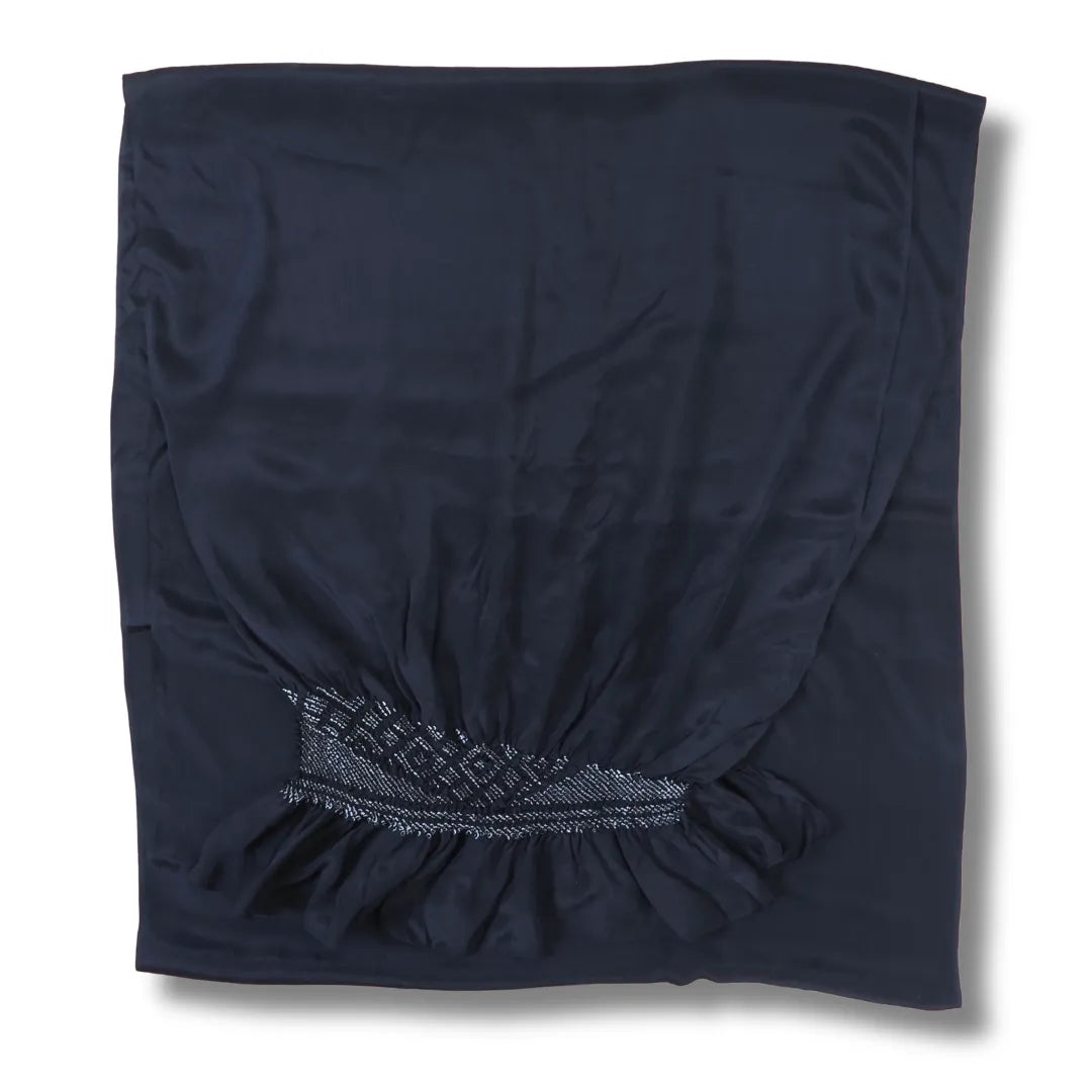 Quadratisch gefalteter tiefblauer Obi, Shibori-Keil an der Unterkante