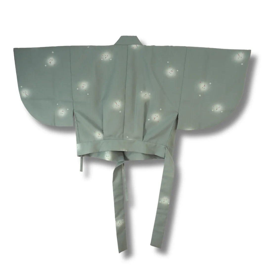 Rückansicht der salbeigrünen Haori-Jackche mit hängenden Himo-Bändern