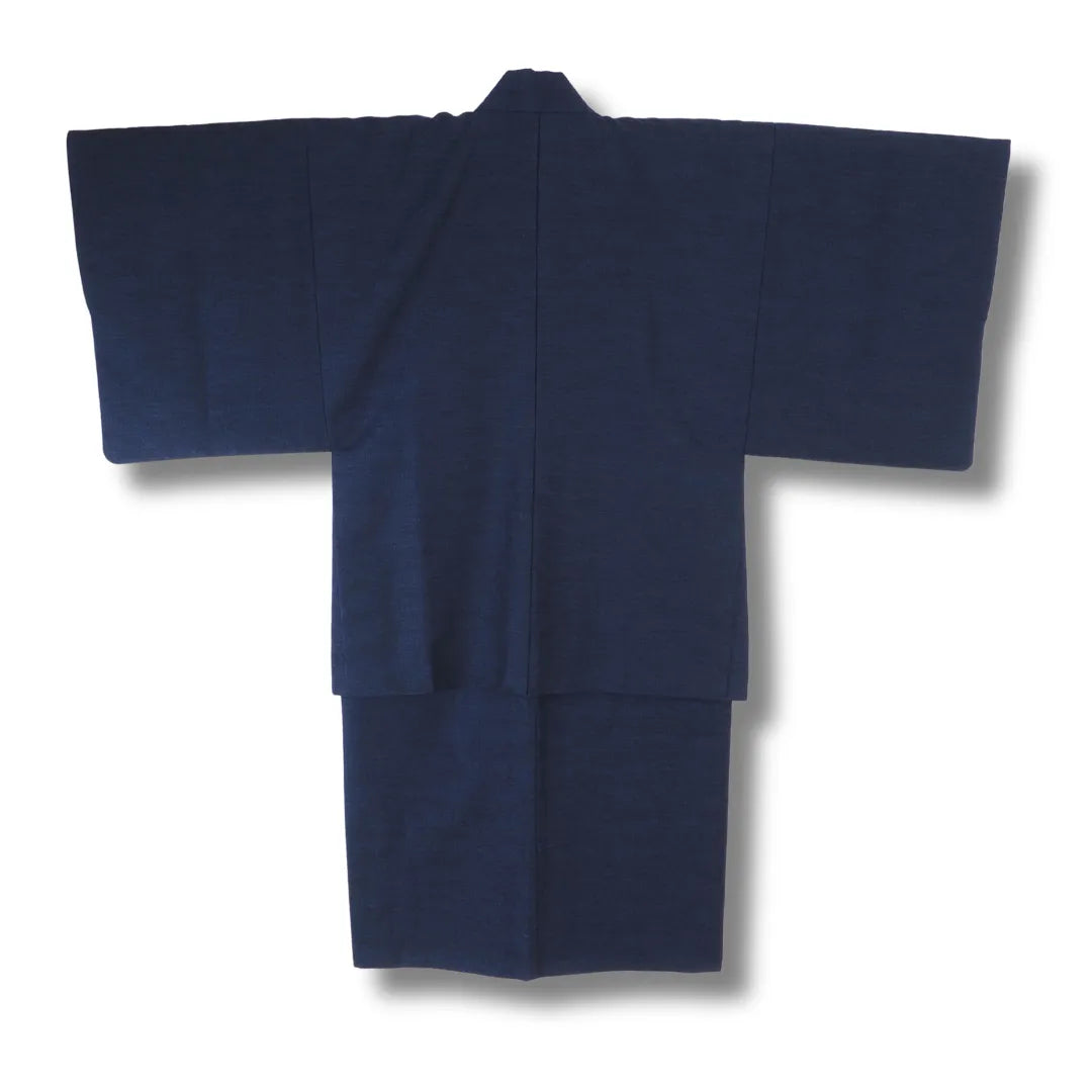 Rückansicht des dunkelblauen Haori über dem Kimono