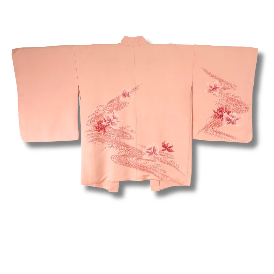 Rückansicht des altrosa Vintage Haori, rote Blütenzweige sichtbar