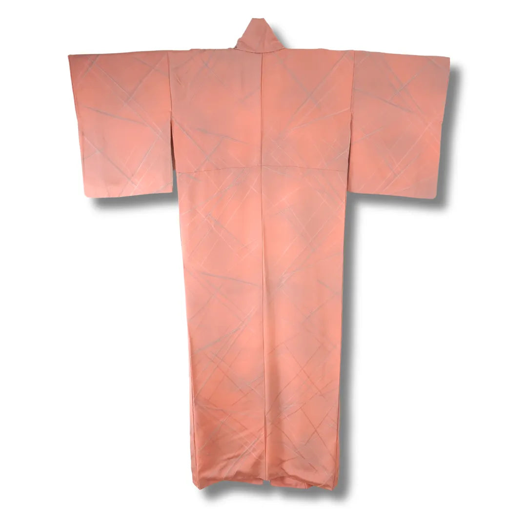 Rückansicht des altrosafarbenen Vintage Komon-Kimono, eingewebte Diagonalstreifen sichtbar
