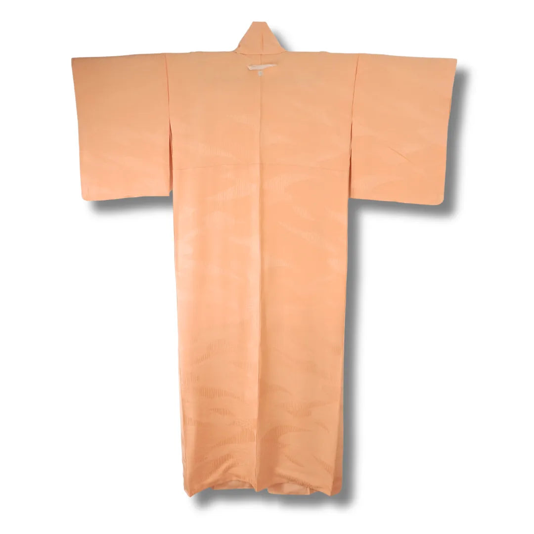 Rückansicht des apricotfarbenen Iromuji-Kimonos, klassischer japanischer Schnitt