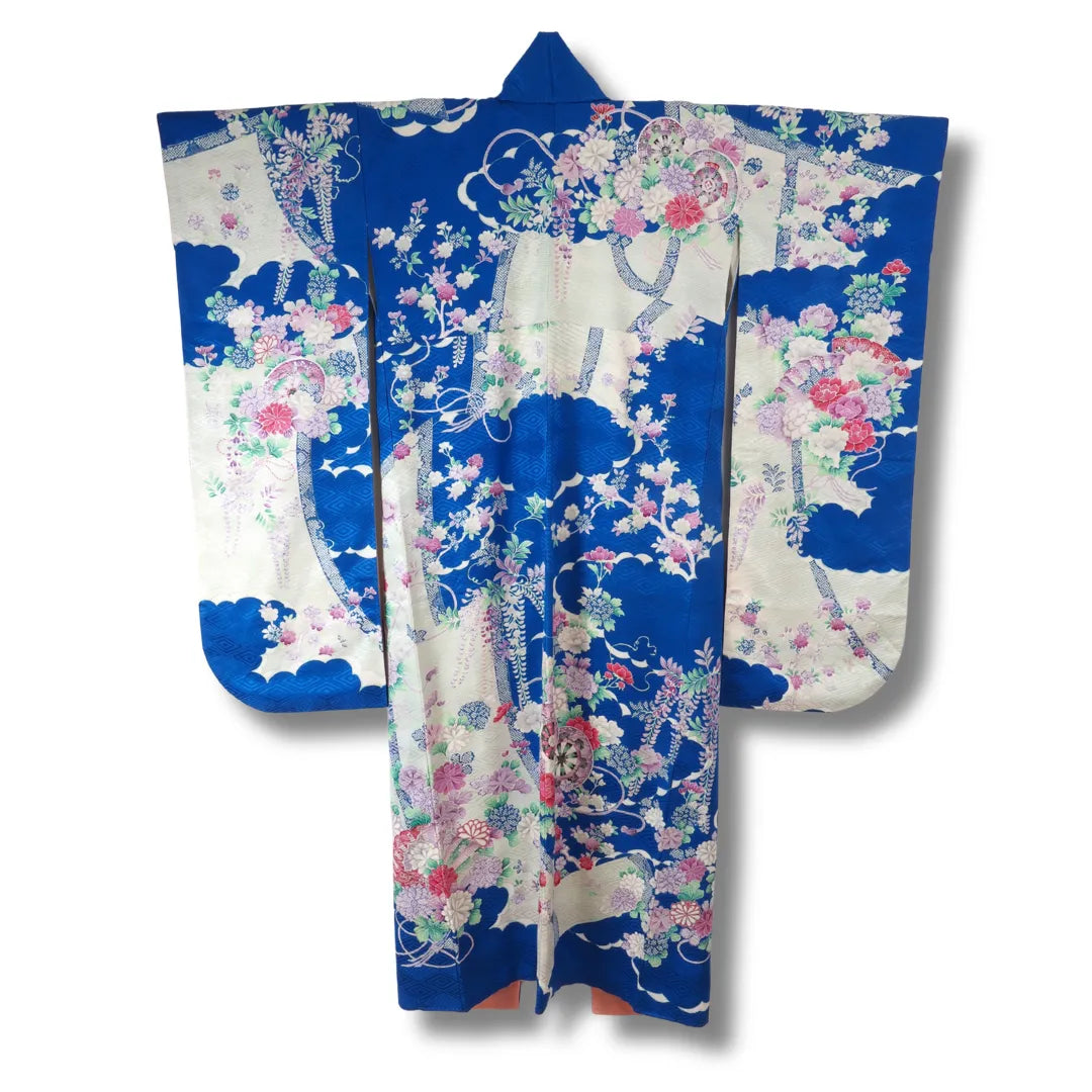 Rückansicht des blauen Furisode mit durchgehendem Wolkenmuster und Blumenarrangements