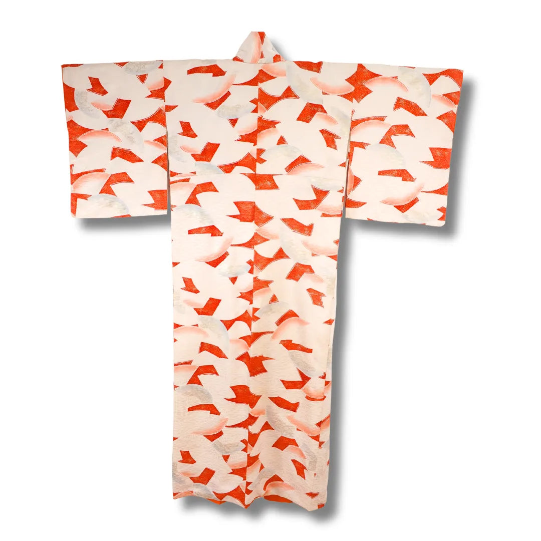 Rückansicht des cremeweißen Komon-Kimono mit verteiltem roten Muster